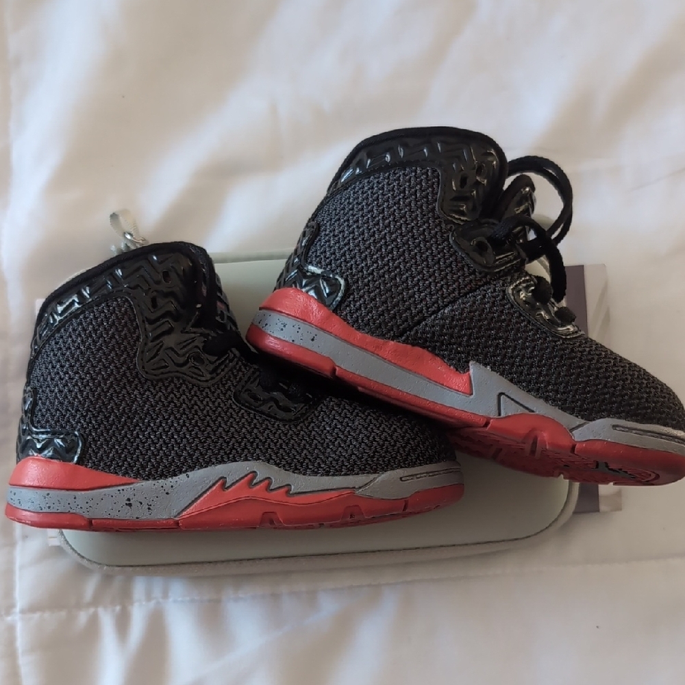 Jordan Kids Sneakers in Black and Red